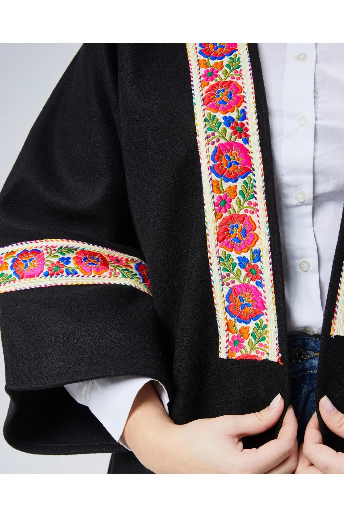 البيشت المطرّز للسيدات