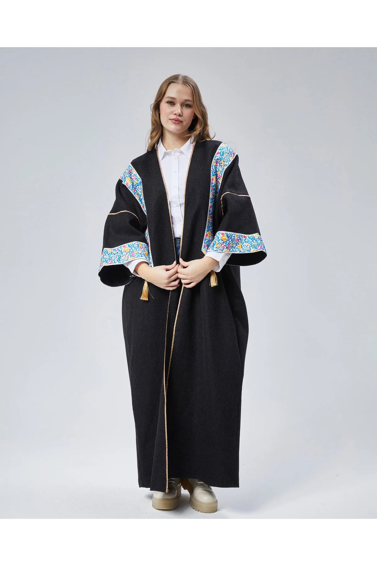 البيشت المطرّز للسيدات 