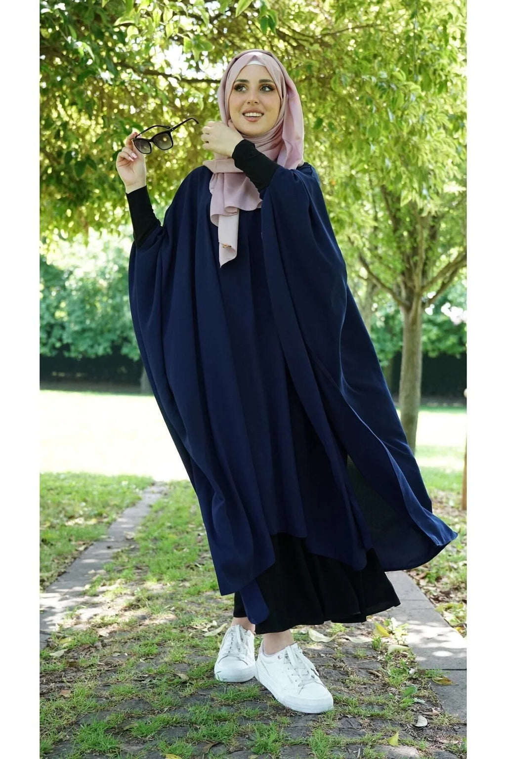 عبايه خروج مصنوعة من قماش كريب فائق النعومة