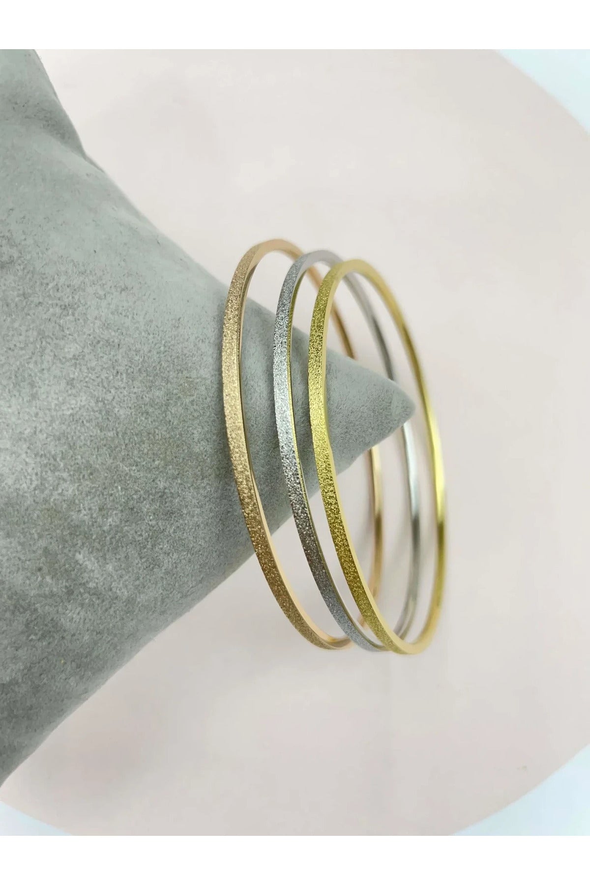 Simli Renk Uyumu – 3’lü Çelik Ajda Bilezik (Gold, Rose, Gümüş)