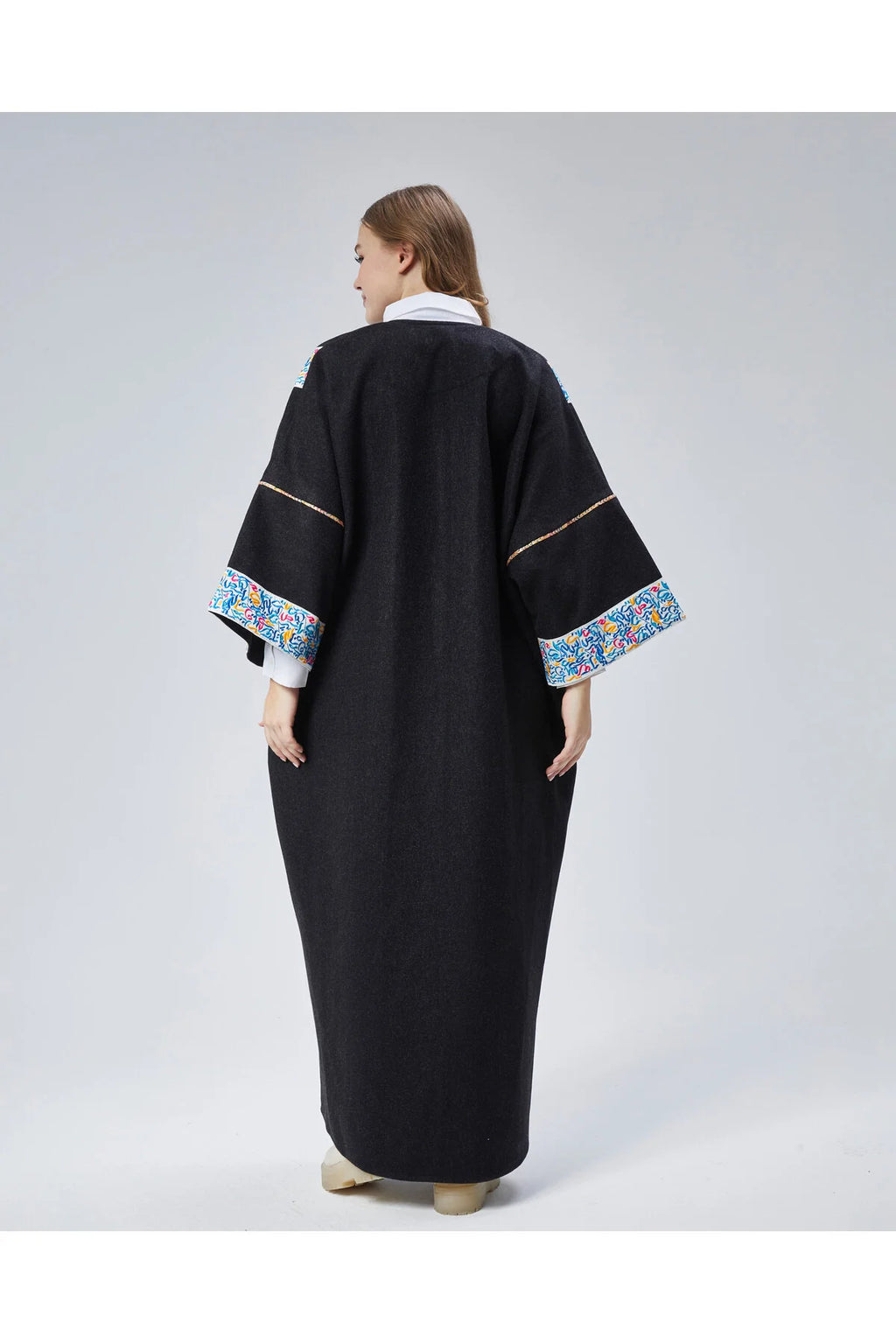 البيشت المطرّز للسيدات 