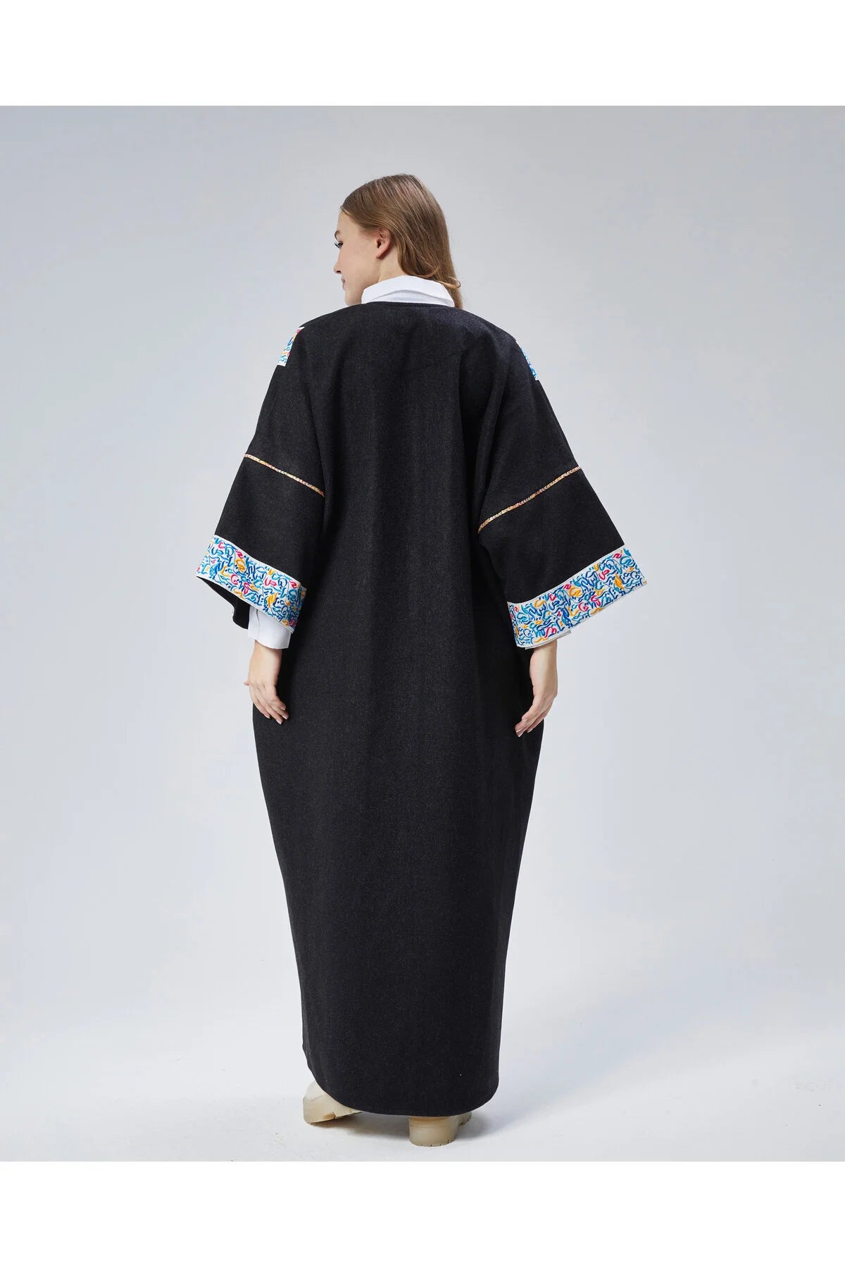 البيشت المطرّز للسيدات 