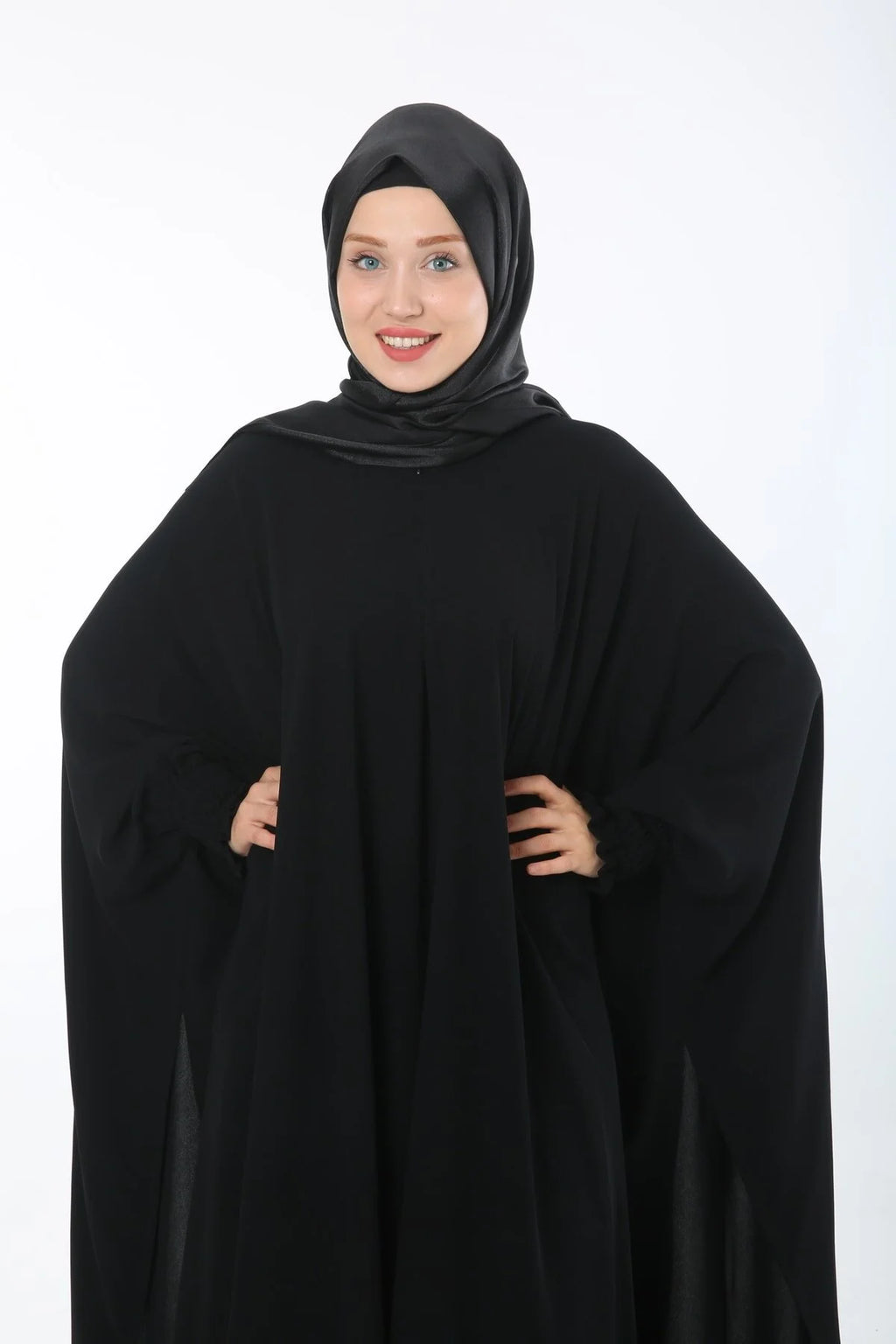 عبايه خروج مصنوعة من قماش كريب فائق النعومة