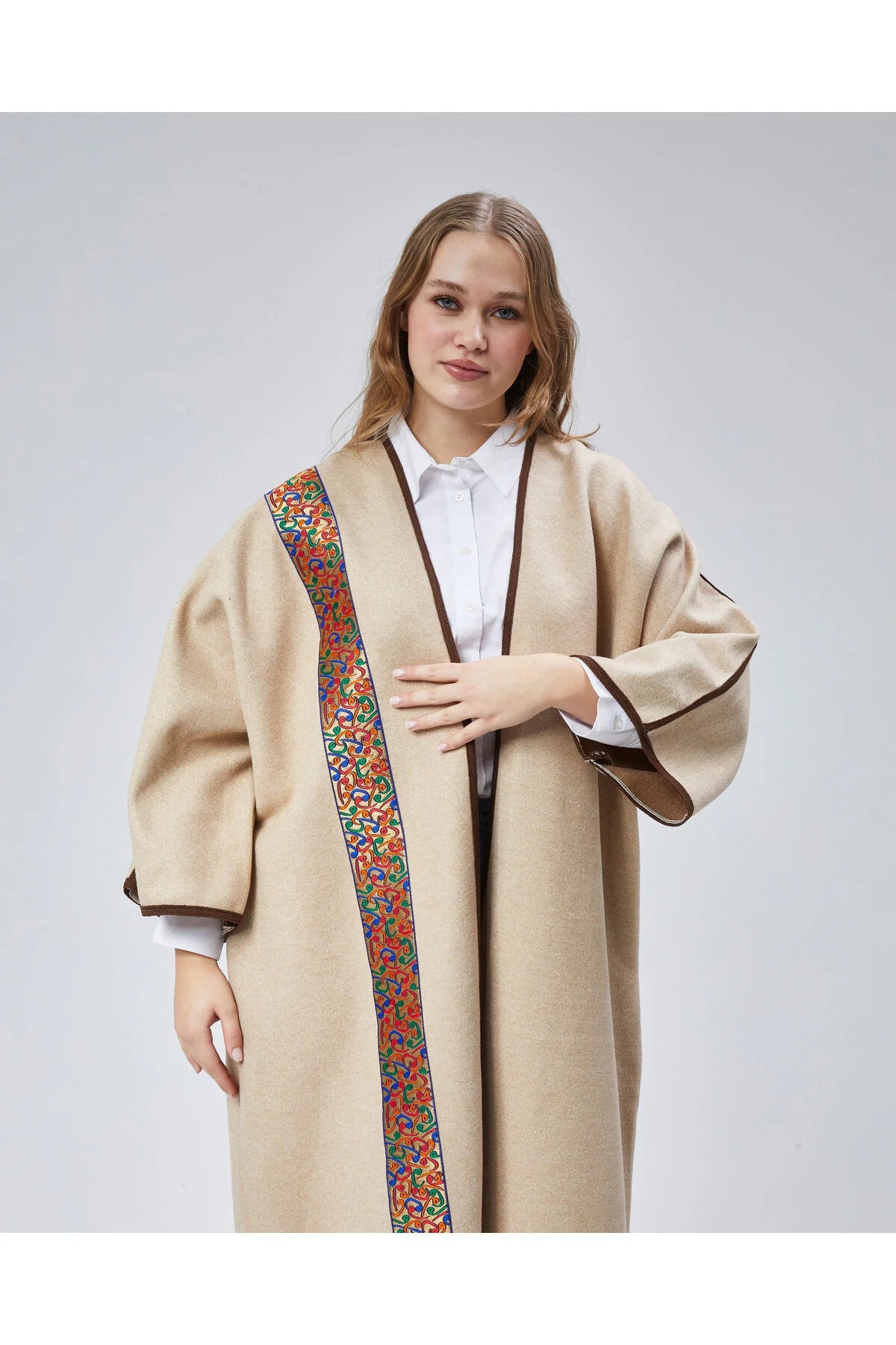 البيشت المطرّز للسيدات 