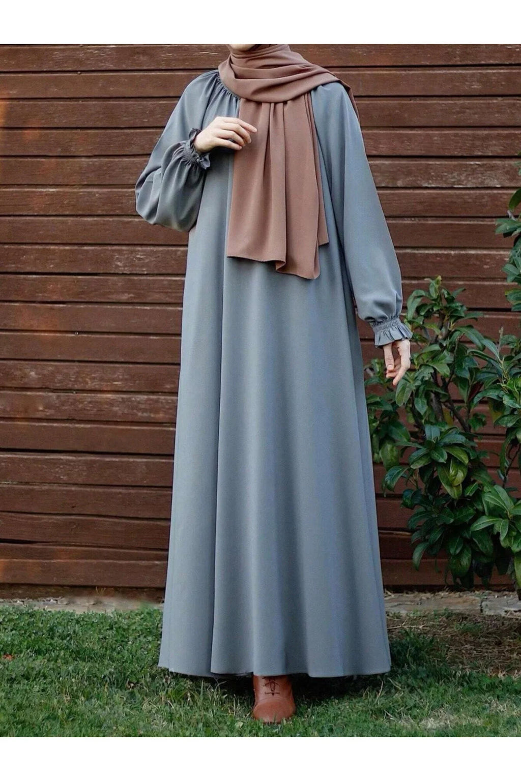 فستان بطبقات متعددة وطيات، بلونٍ سادة، مرن بأربع اتجاهات ومزيّن بالكشكش