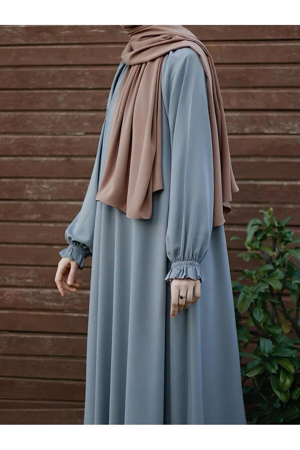 فستان بطبقات متعددة وطيات، بلونٍ سادة، مرن بأربع اتجاهات ومزيّن بالكشكش