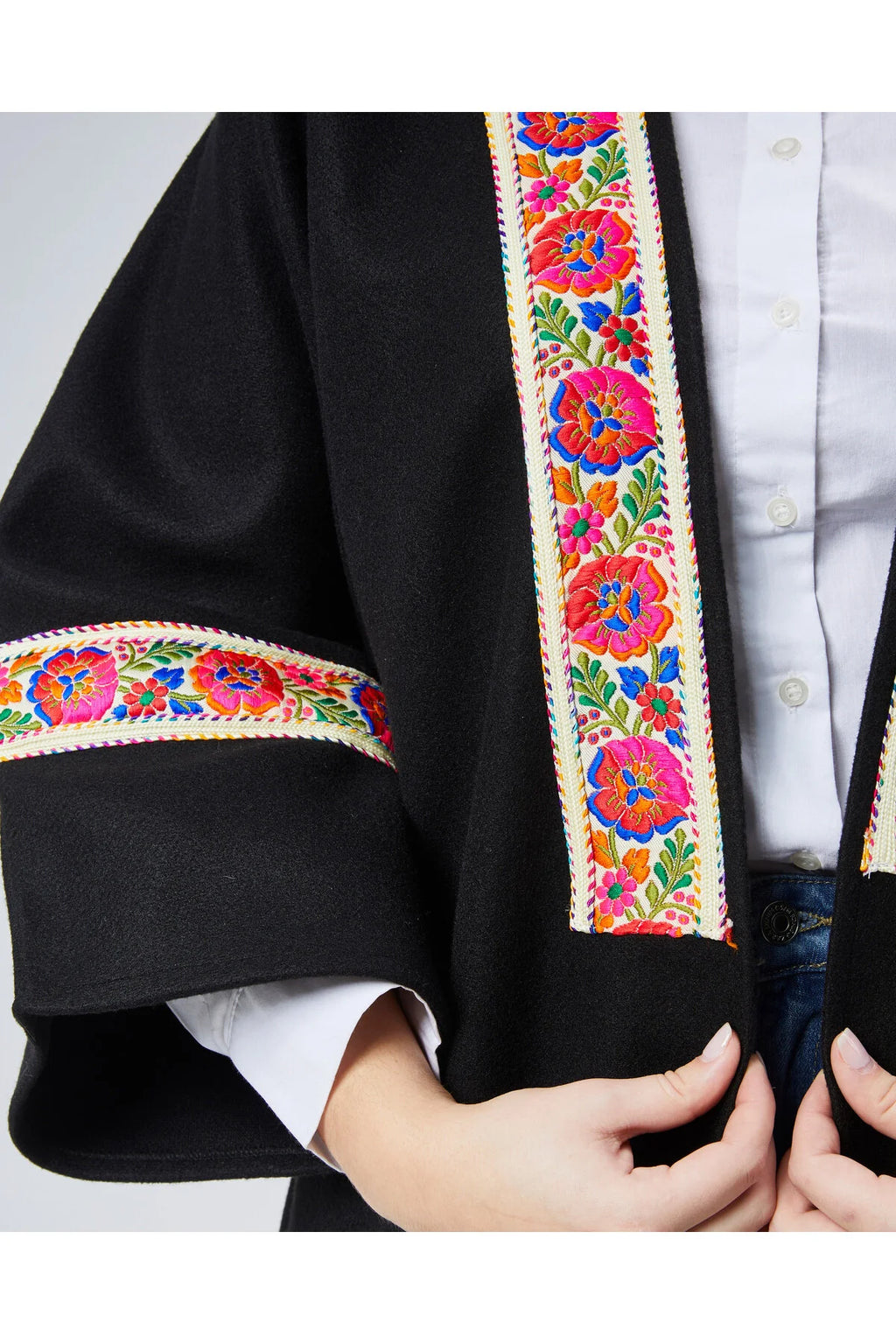 البيشت المطرّز للسيدات 