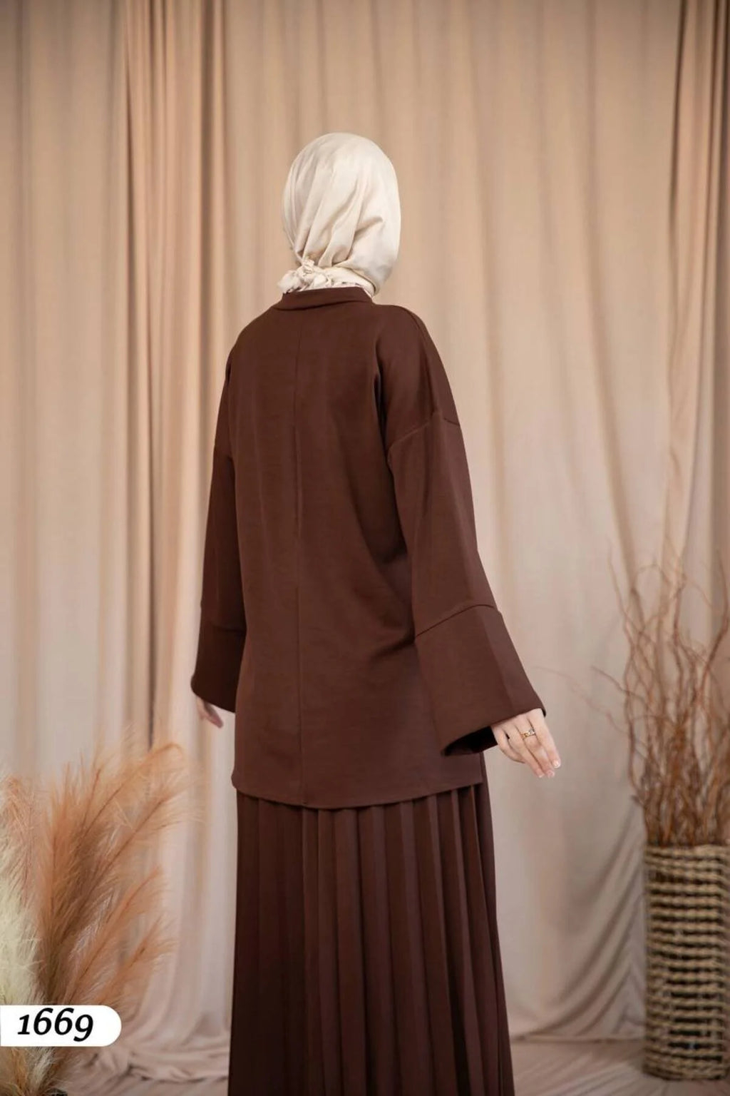 طقم شتوي أنيق ومريح مكوَّن من قطعتين – موسم شتاء 2025–2026